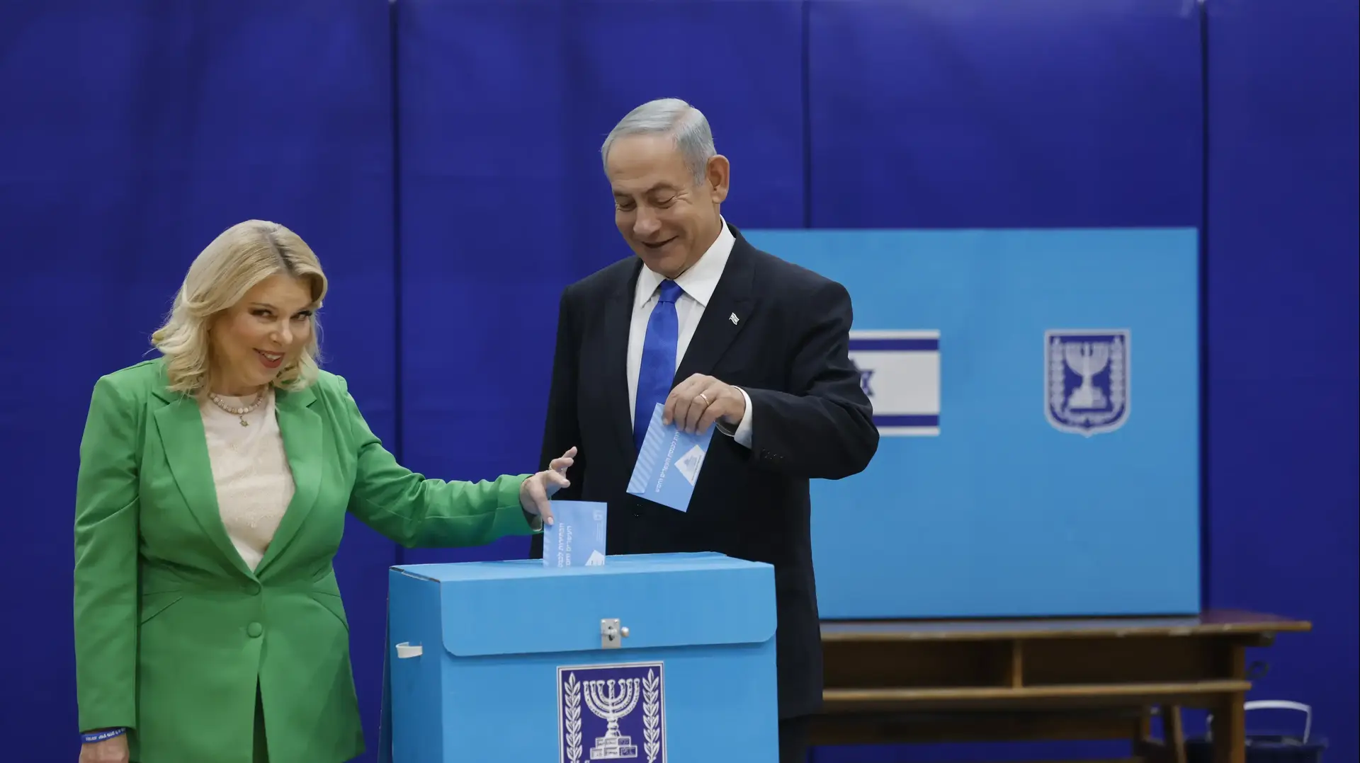 יו"ר מפלגת הליכוד בנימין נתניהו מצביע בקלפי. 1 בנובמבר 2022
