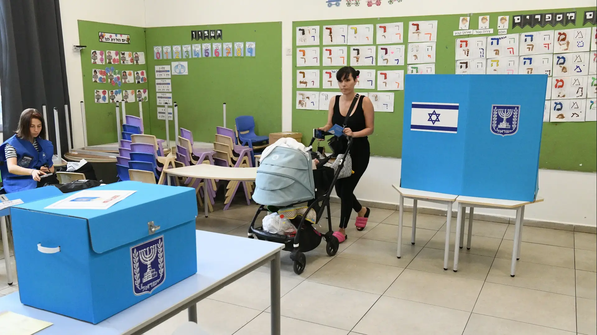 מצביעים בקלפי בבחירות לכנסת העשרים וחמש