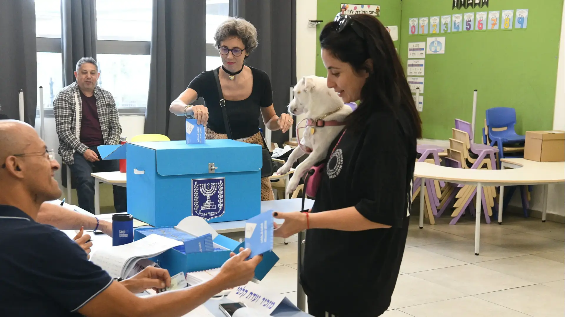 מצביעים בקלפי בבחירות לכנסת העשרים וחמש