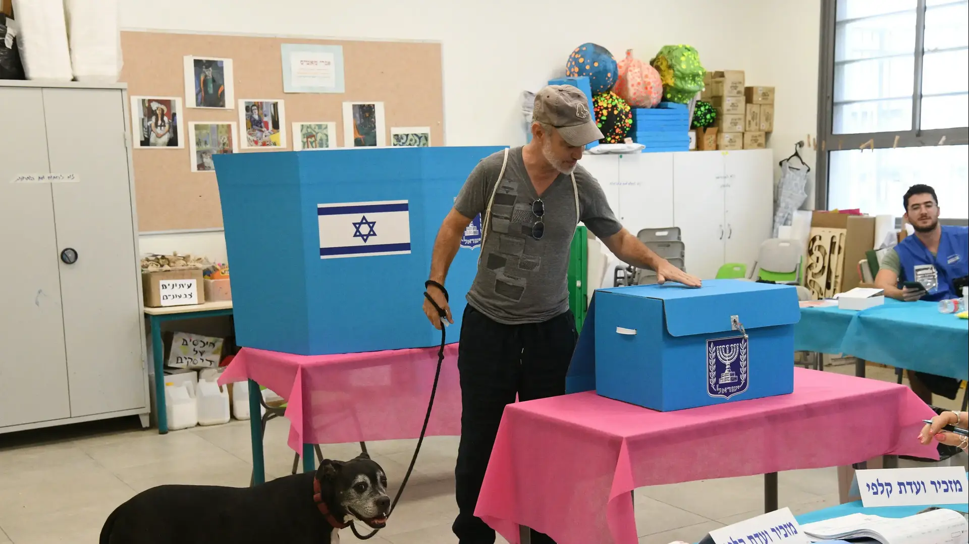 מצביעים בקלפי בבחירות לכנסת העשרים וחמש