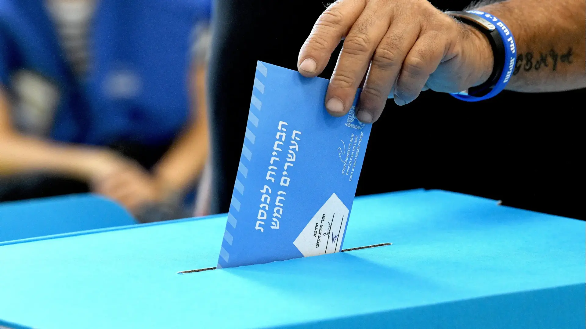 מצביעים בקלפי בבחירות לכנסת העשרים וחמש מצביעים בקלפי בבחירות לכנסת העשרים וחמש