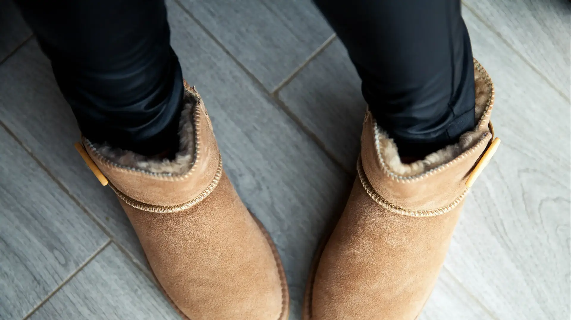 אישה עם מגפי UGG
