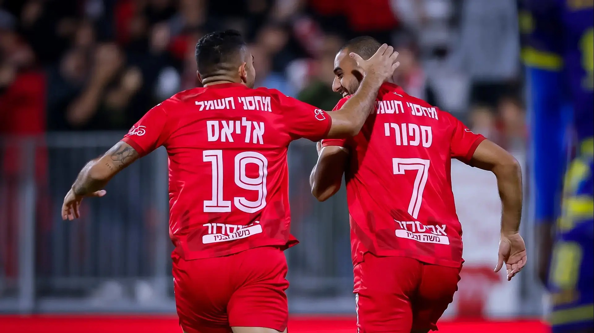 שי אליאס חוגג עם רמזי ספורי, שחקני הפועל באר שבע
