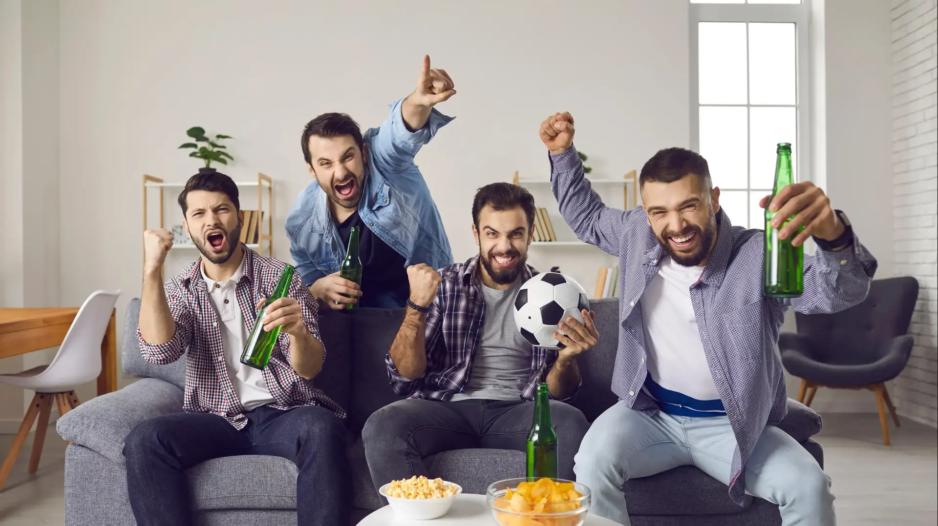 חברים צופים במשחק כדורגל