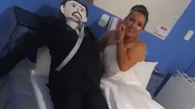 האישה שהתחתנה עם בובה