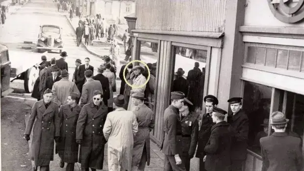 טלפון נייד בתמונה מ-1943?