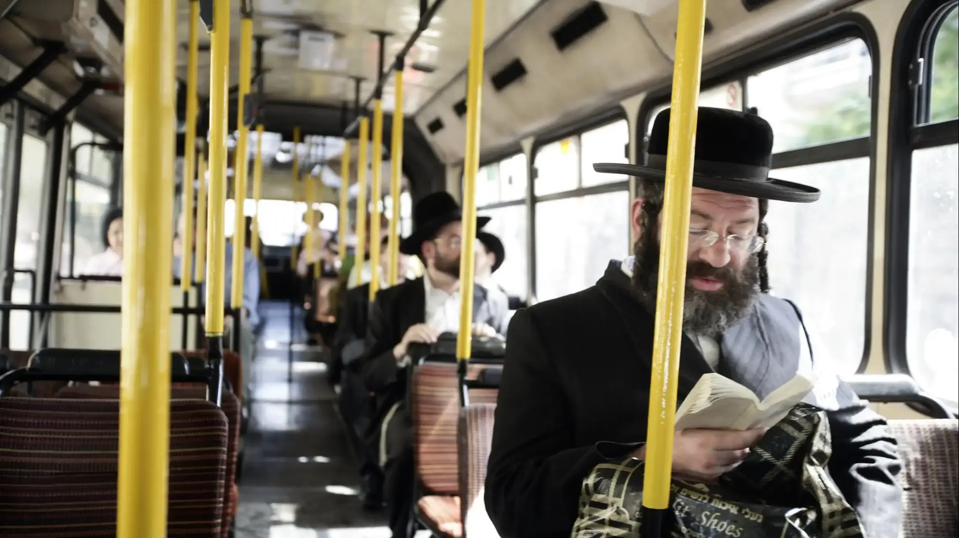 חרדי מתפלל באוטובוס, 2009