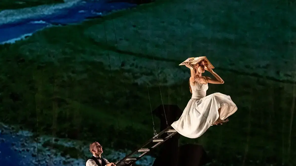 "אליס" של להקת המחול MOMIX