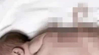 תינוקת עם זנב