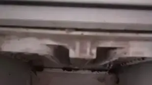 לכלוך שחור במגירת מכונת הכביסה