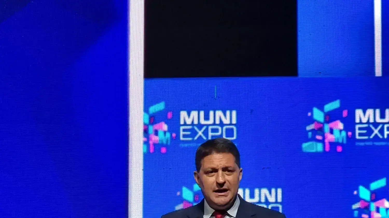יו"ר מרכז השלטון המקומי, חיים ביבס, בוועידת החדשנות של מרכז השלטון המקומי MUNI WORLD 2022 מול 80 ראשי רשויות מכל העולם