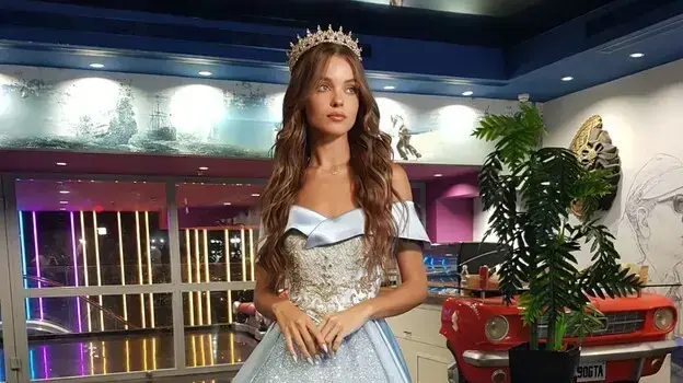 אנה זק בהכנות לפסטיגל