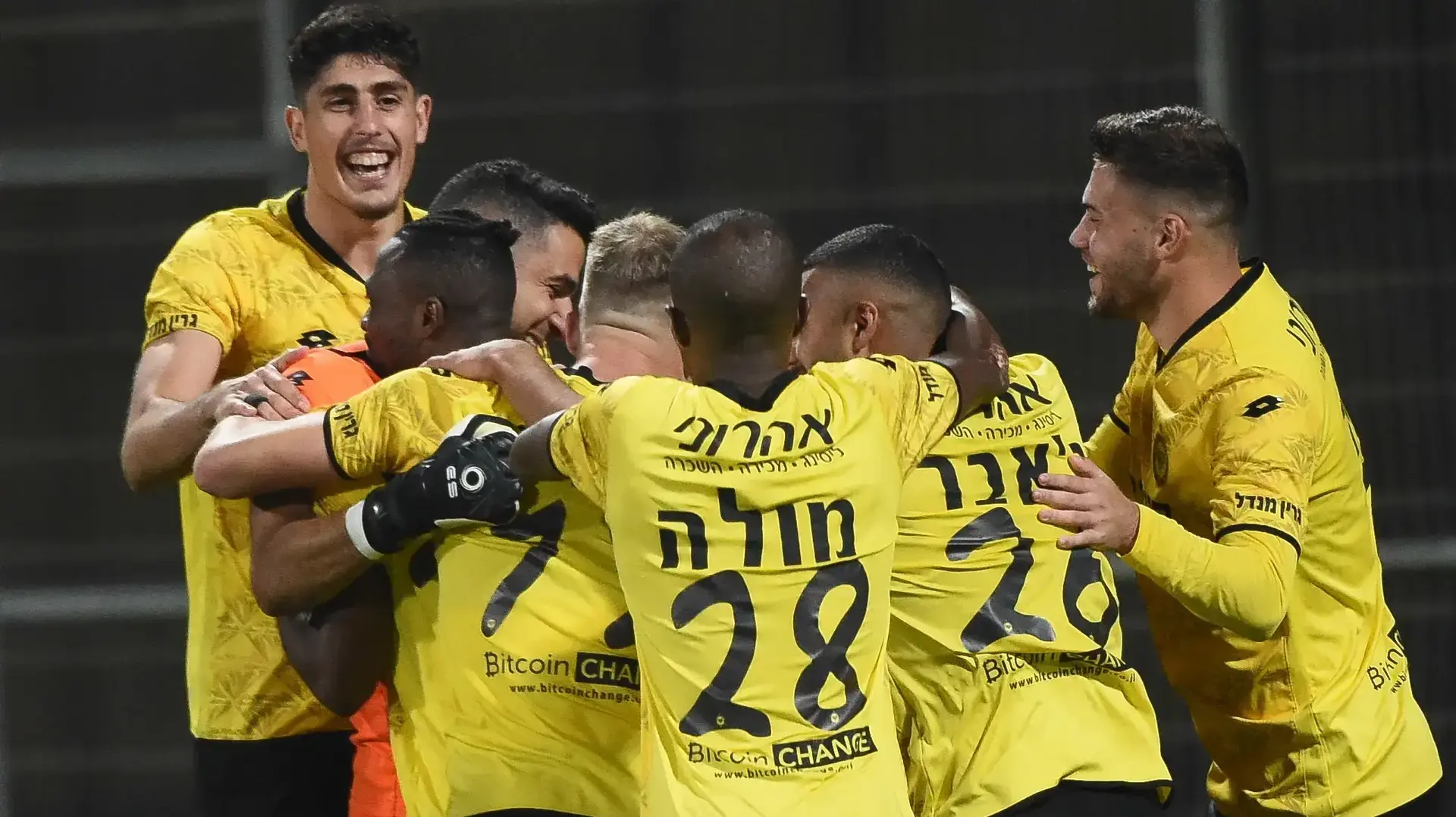 שחקני מכבי נתניה חוגגים שחקני מכבי נתניה חוגגים
