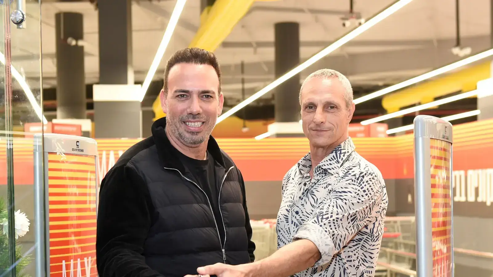 גולן דותן, מנכ"ל חב' אושירה, עם אורי מקס, מנכ"ל ובעלים רשת מקס סטוק