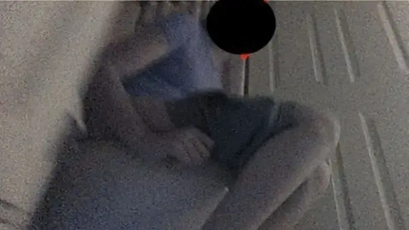 שואב אבק רובוטי צילם אישה בשירותים