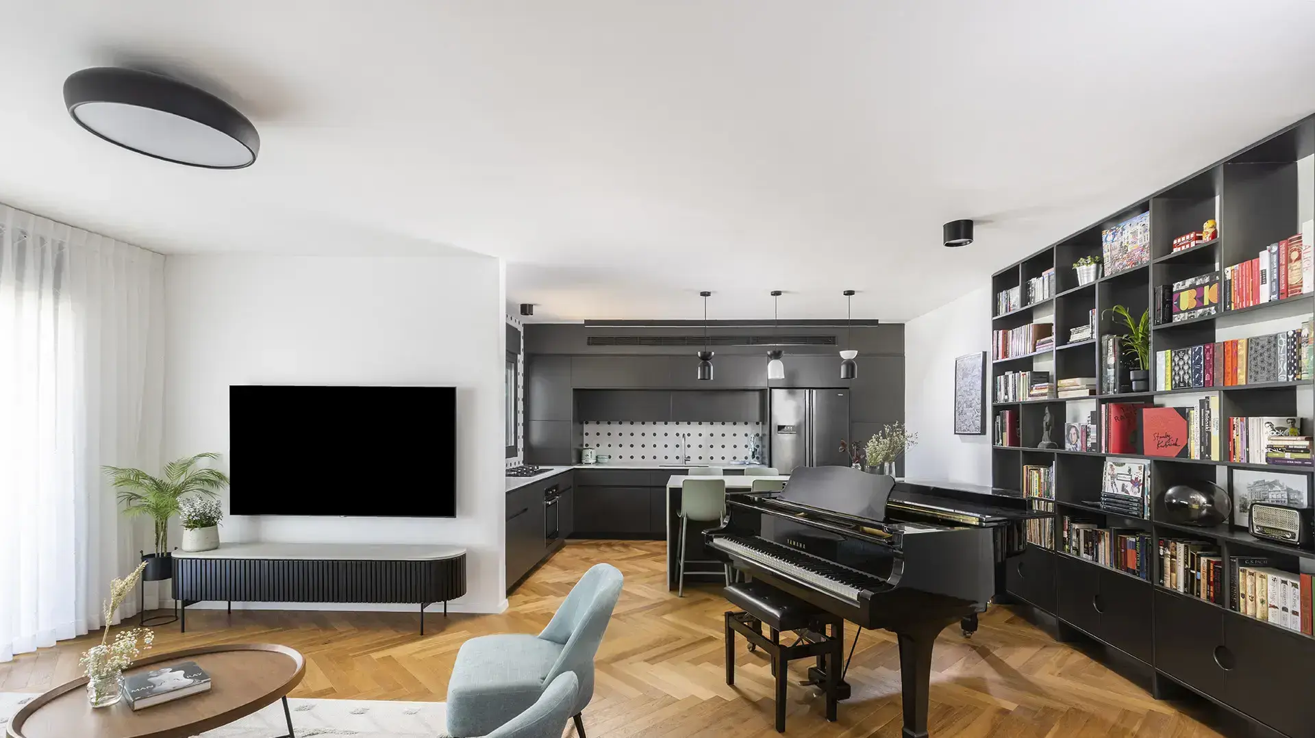 דירת 6 חדרים ברחובות עם פסנתר במטבח תכנון ועיצוב: מיכל גרינברג פוקס