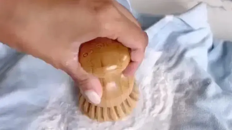 הסרת כתמים מבגדים
