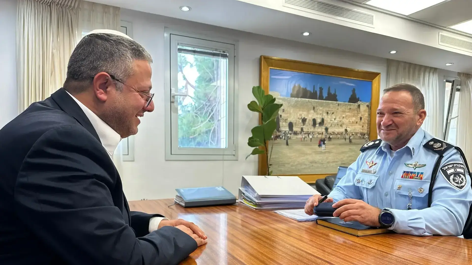 השר לביטחון לאומי איתמר בן גביר נפגש לישיבת עבודה ראשונה עם המפכ״ל רב-ניצב קובי שבתאי. ינואר 2023