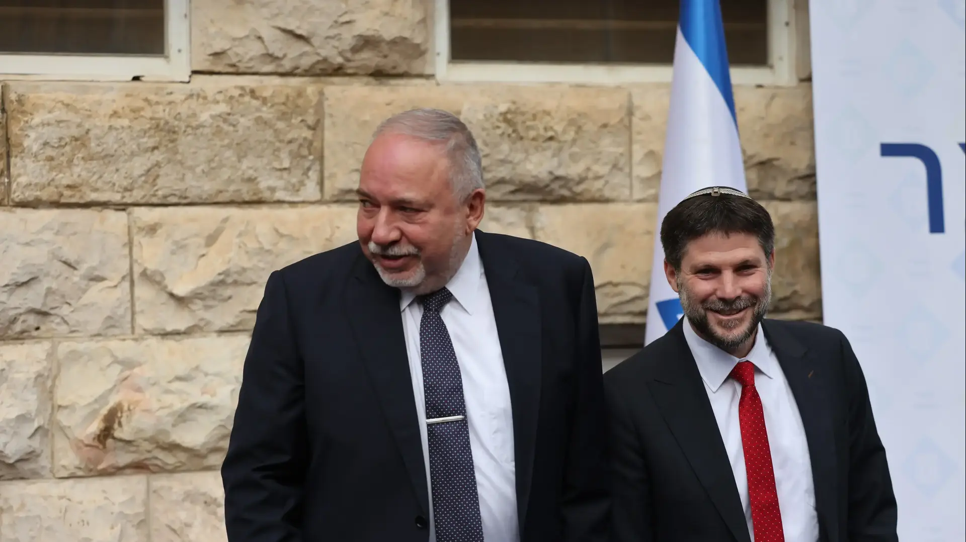בצלאל סמוטריץ' שר האוצר הנכנס , אביגדור ליברמן שר האוצר היוצא בטקס החילופים, 1 בינואר 2023 בצלאל סמוטריץ' שר האוצר הנכנס , אביגדור ליברמן שר האוצר היוצא בטקס החילופים, 1 בינואר 2023