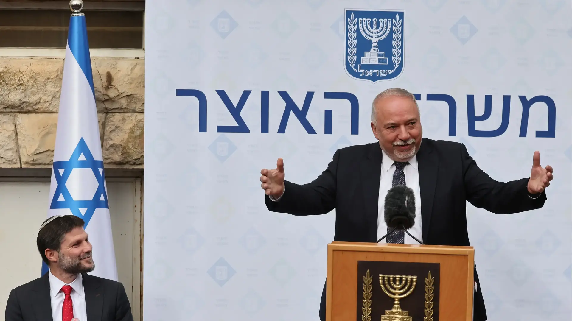 בצלאל סמוטריץ' שר האוצר הנכנס , אביגדור ליברמן שר האוצר היוצא בטקס החילופים, 1 בינואר 2023