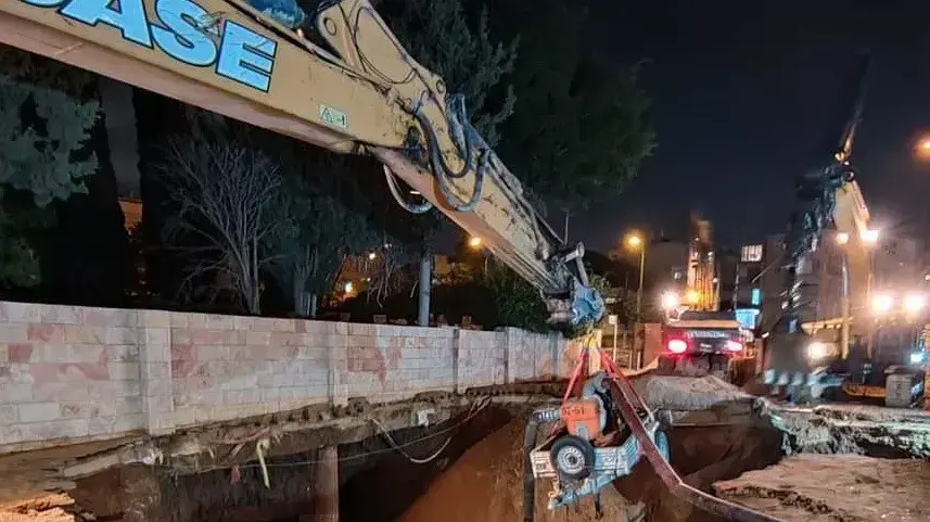 נס גלוי, הבור הענק ליד בית העלמין