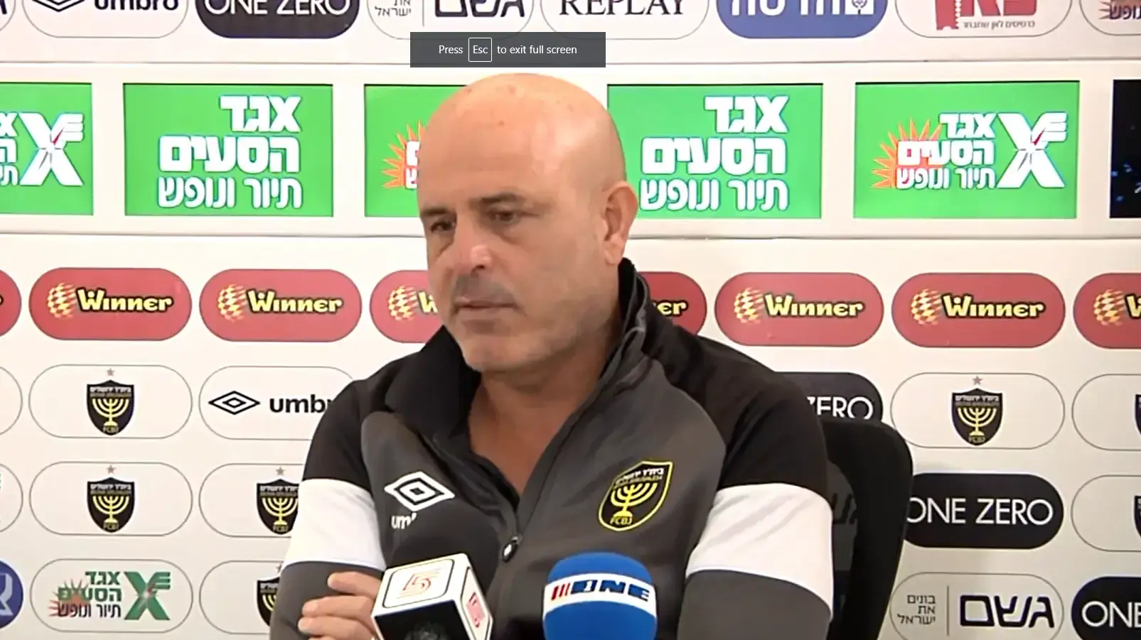 יוסי אבוקסיס במסיבת עיתונאים של בית"ר ירושלים יוסי אבוקסיס במסיבת עיתונאים של בית"ר ירושלים