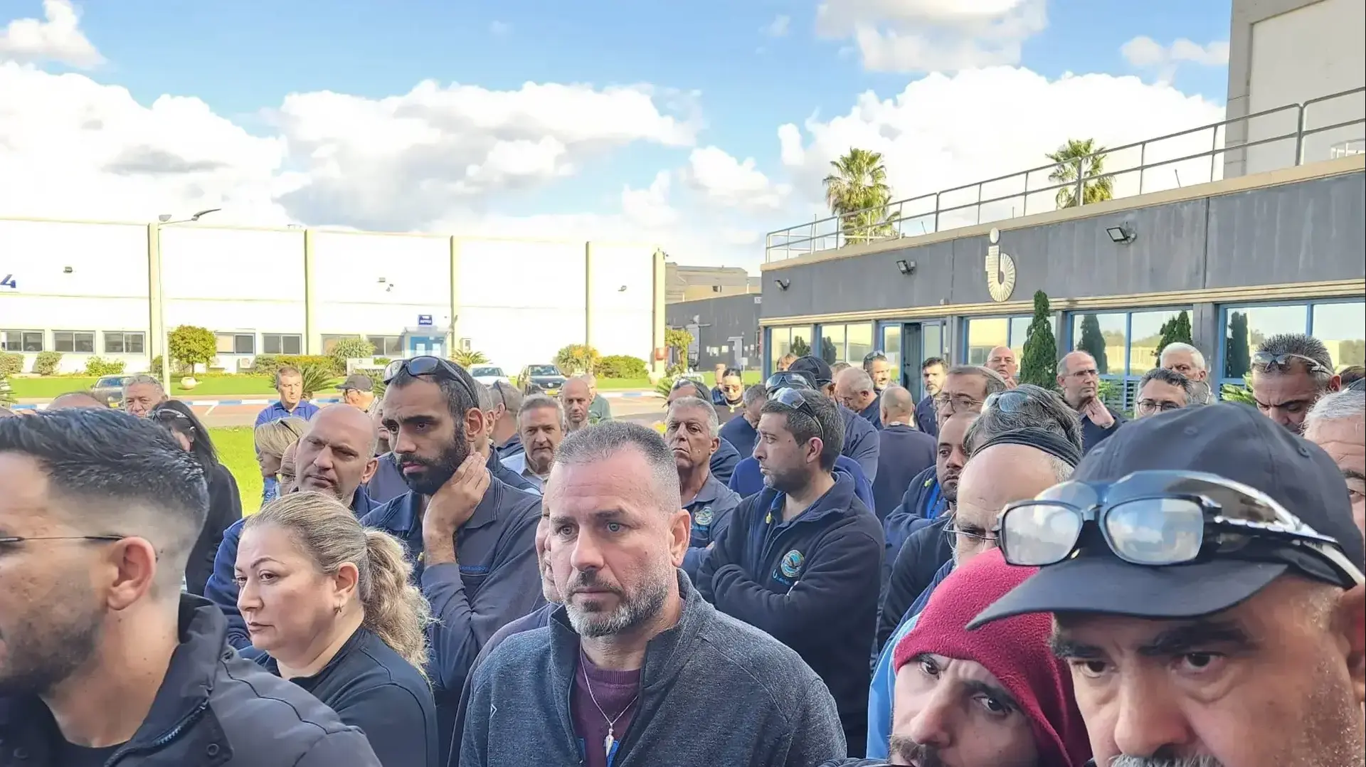 עובדי טכנולוגיית להבים באסיפת מחאה