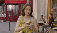 אמילי בפריז אוכלת מקדונלד'ס