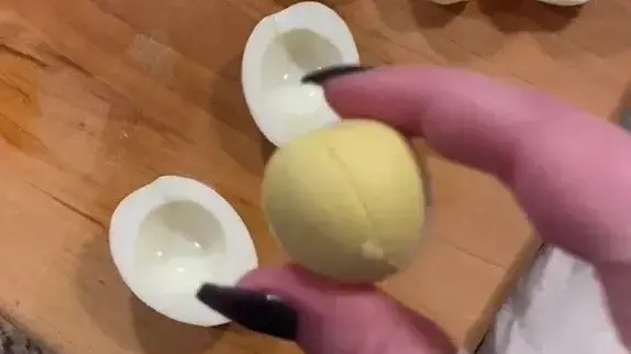 הפרדת חלמון וחלבון בביצה קשה