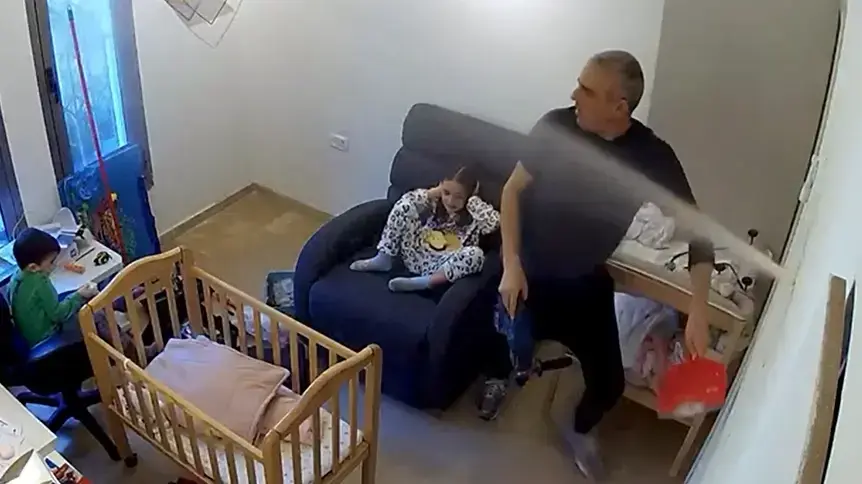אורן קניאל קודח בקיר ומפוצץ צינור