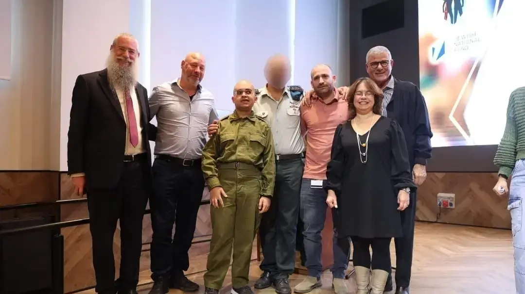 מימין: אלוף במיל גבי אופיר יו״ר עמותת יד לילד המיוחד, הילי יהלום מנהלת ביה״ס גשר, עמי שטרמר סמנכ״ל משא״ן סלקום, אוריה זויגי, דניאל ספיר מנכ״ל סלקום, מנדי בלינצקי מנכ״ל יד לילד המיוחד