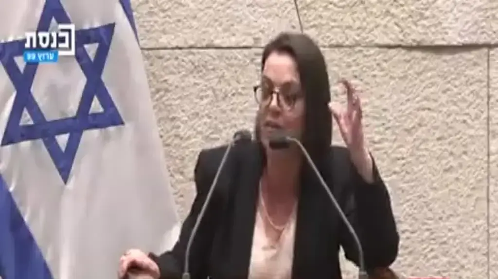 גלית דיסטל-אטבריאן מסבירה לאופוזיציה במה היא תעסוק כשרת ההסברה. צילום: ערוץ הכנסת