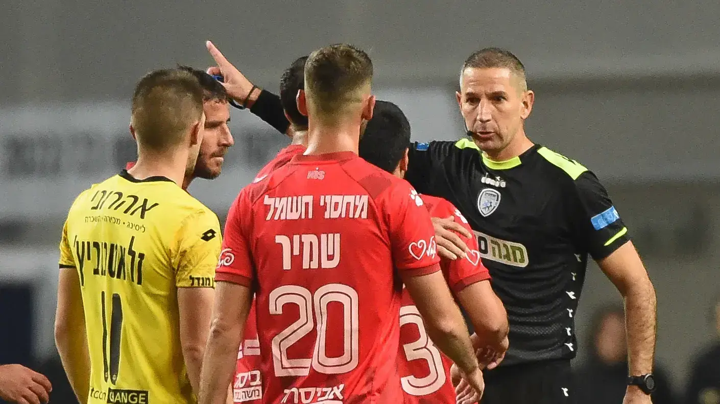 השופט איתן שמואלביץ' אחרי הרחקת שאפי סוליימאנוב שחקן הפועל באר שבע