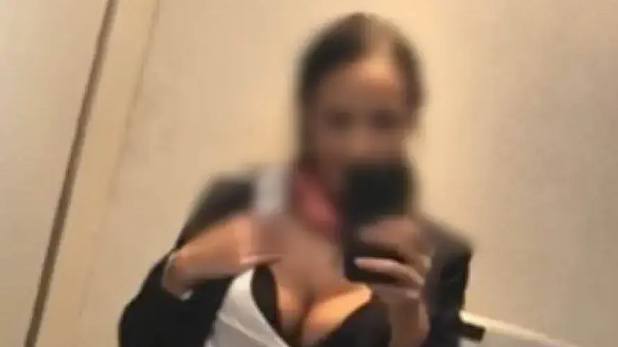דיילת מתפשטת בתא השירותים