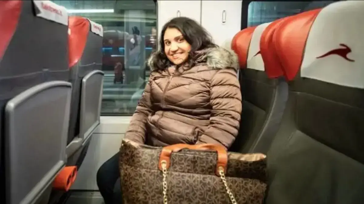 ג'וזפינה ג'וליאנו, 29, גרה עם הוריה ונוסעת 1,600 קילומטרים לעבודה