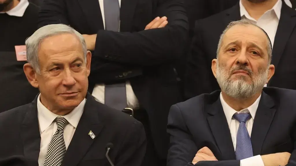 ראש הממשלה בנימין נתניהו והשר לשעבר אריה דרעי. מתוך ישיבת סיעה של ש"ס. 23 בינואר 2023