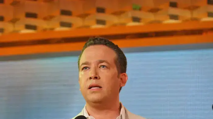 גיא פינס מקבל פרס