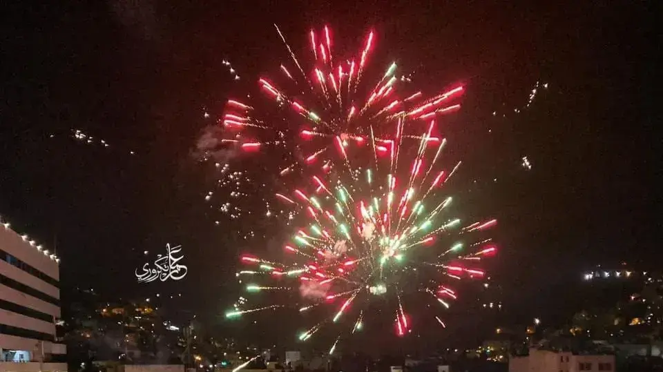 זיקוקים וחגיגות בשכם בתגובה לפיגוע בבית הכנסת בשכונת נווה יעקב בירושלים, 27 בינואר 2022