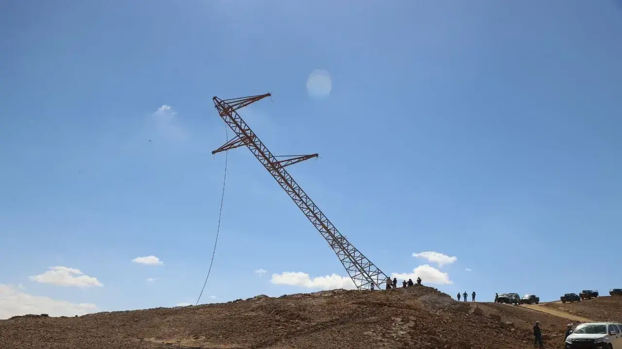 עבודות הטמנת קווי חשמל בקרקע במכתש רמון