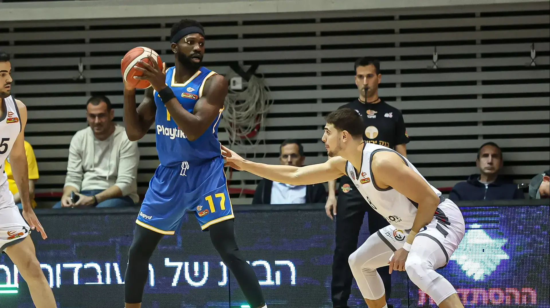 שחקן מכבי תל אביב סולימאן בריימו מול שחקן עירוני קרית אתא יותם חנוכי