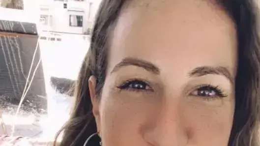 טליה לוין אוכלת פיצה