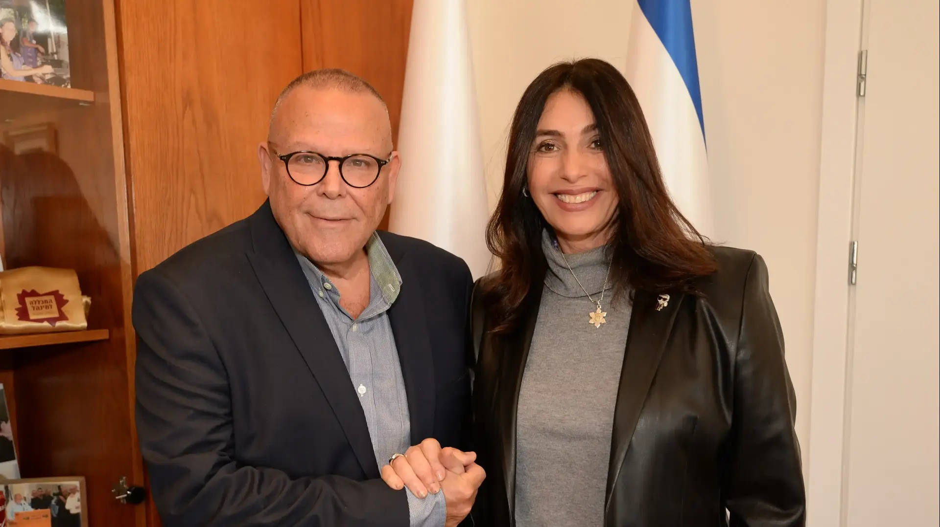 שרת התחבורה מירי רגב ויו"ר ההסתדרות ארנון בר דוד חותמים על הסכם השכר ברכבת