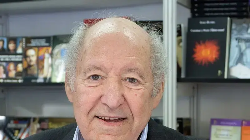 שורד השואה, שלמה (סאלי) פרל ביריד הספרים של מדריד 2014. כותרת הספר:" אתה חייב לחיות".