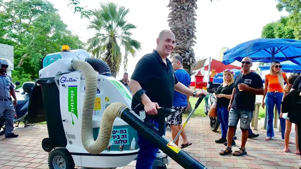 'הבולדוזר' שמנקה את בת ים משחיתות