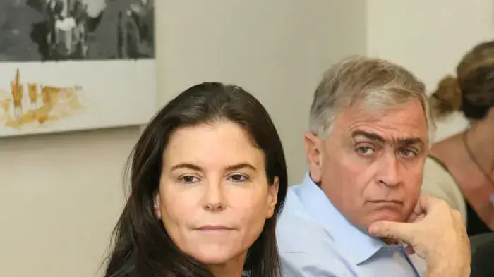 עופרה שטראוס, גיורא בר דעה