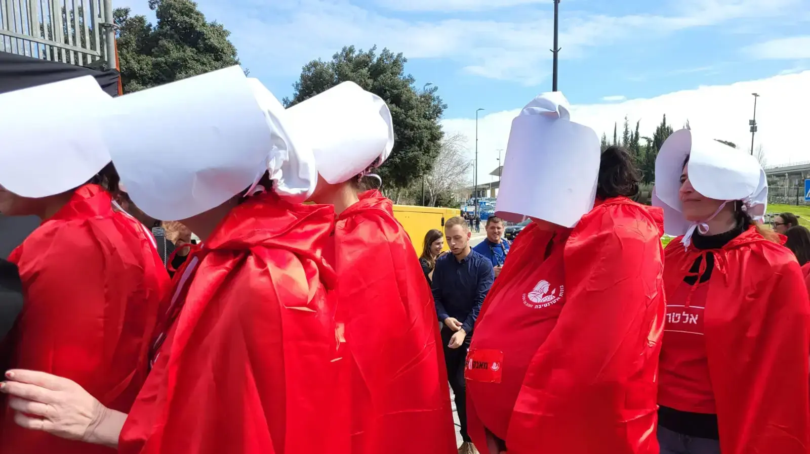 נשים לבושות בגלימות אדומות וכובעים לבנים במחווה ל"סיפורה של שפחה", מפגינות נגד המהפכה המשפטית, ירושלים, 13 בפברואר 2023