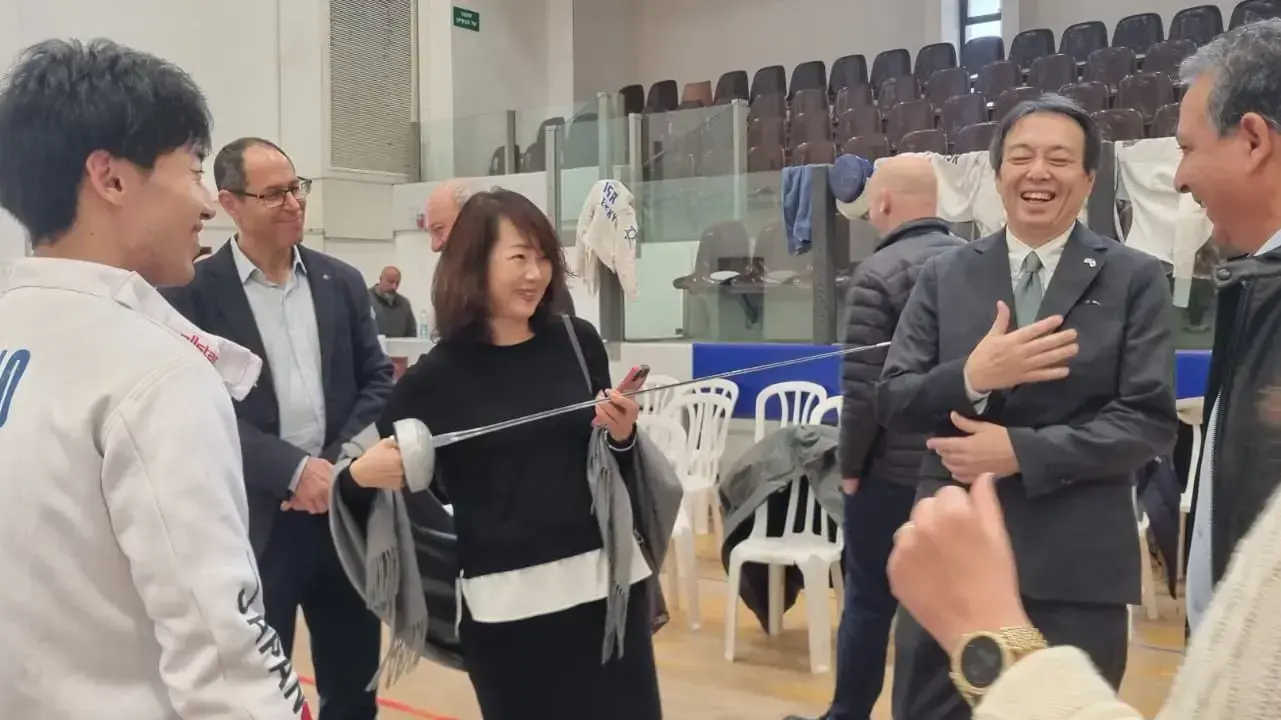 שגריר יפן מבקר בתחרות סיף במכון וינגייט