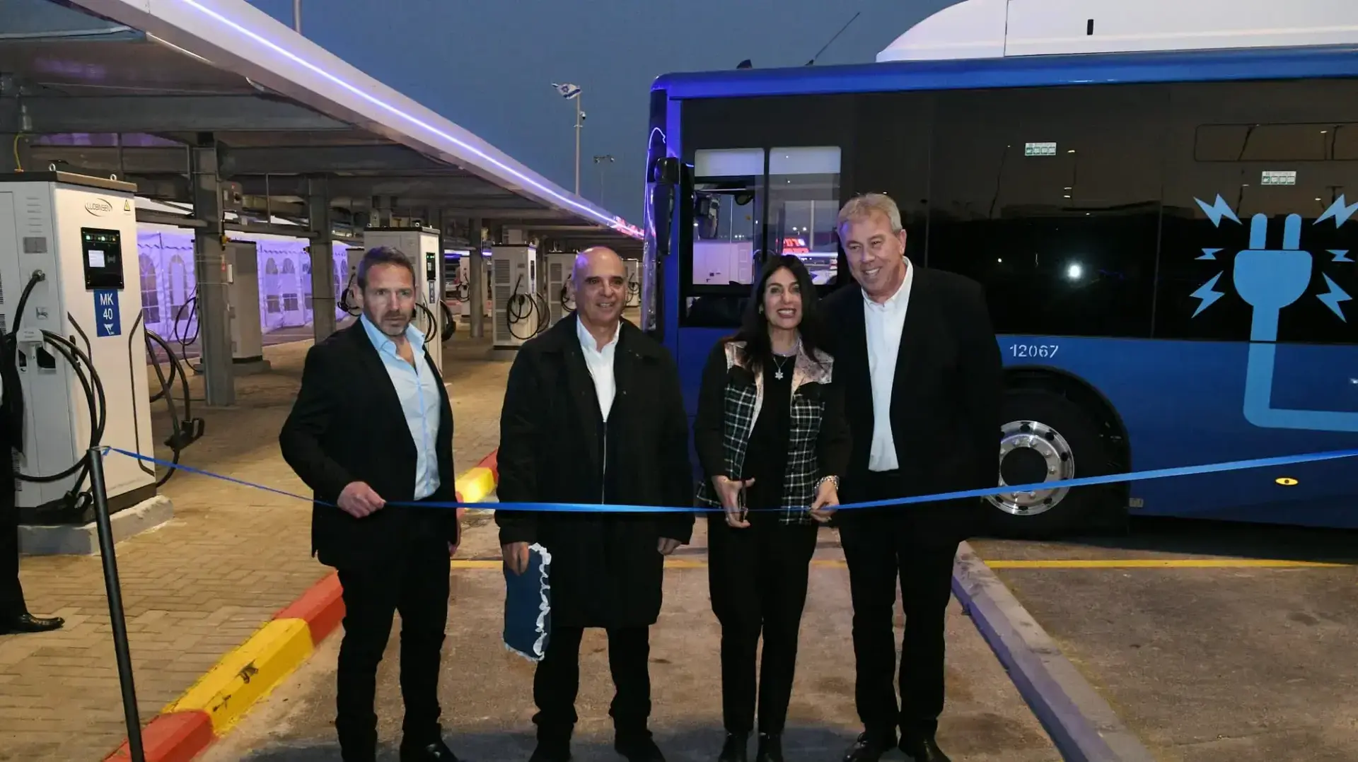 משמאל לימין: אופיר קרני מנכ״ל קבוצת ׳דן׳, רפאל שמואל יו״ר 'דן', מירי רגב שרת התחבורה, עופר זילברגר יו״ר 'דן'

בטקס חנוכת חניון האוטובוסים החשמלי של דן ליד קניון איילון ואצטדיון רמת גן