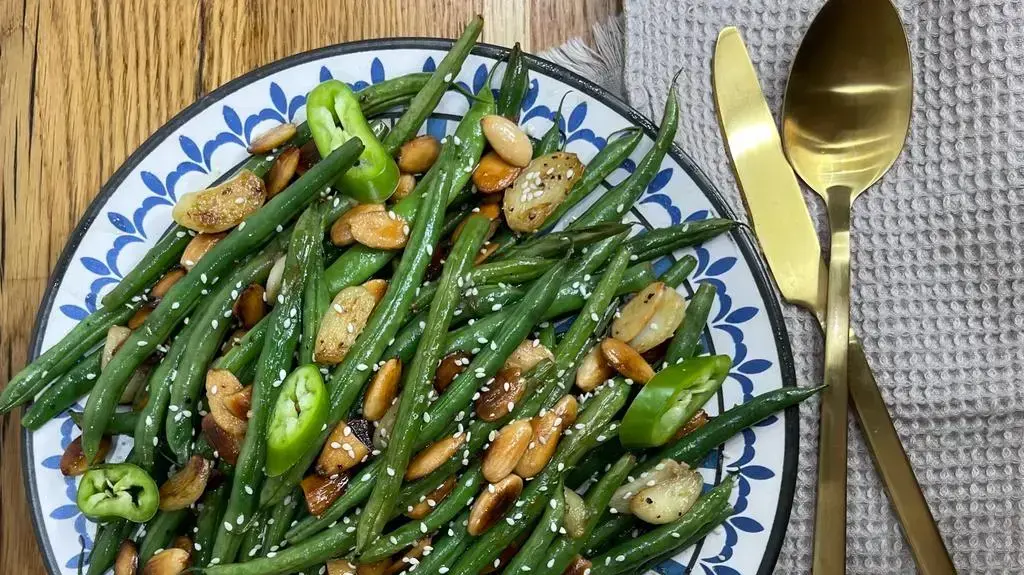 שעועית ירוקה עם שום ושקדים שעועית ירוקה עם שום ושקדים