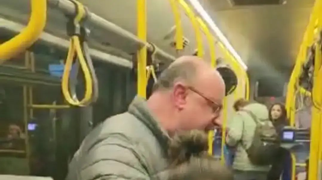 מבקרת כרטיסים של אגד מותקפת בידי נוסע, בצילום ממצלמת הגוף של מבקר נוסף